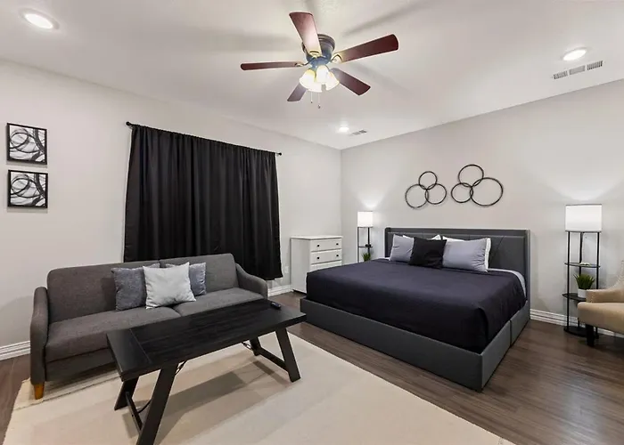 Casa De Solicitas, Near Stockyards, Sleeps 15!