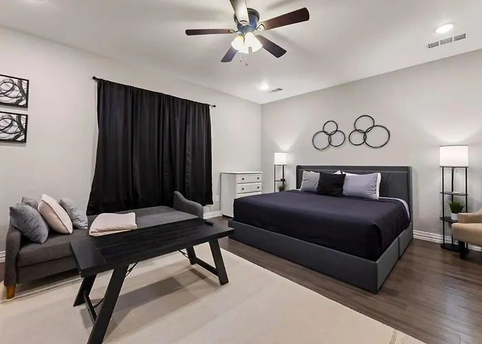Casa De Solicitas, Near Stockyards, Sleeps 15! * Fort Worth