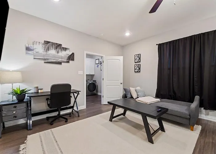 Casa De Solicitas, Near Stockyards, Sleeps 15!