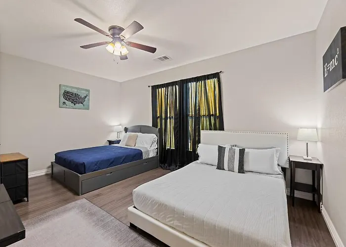 Casa De Solicitas, Near Stockyards, Sleeps 15! *