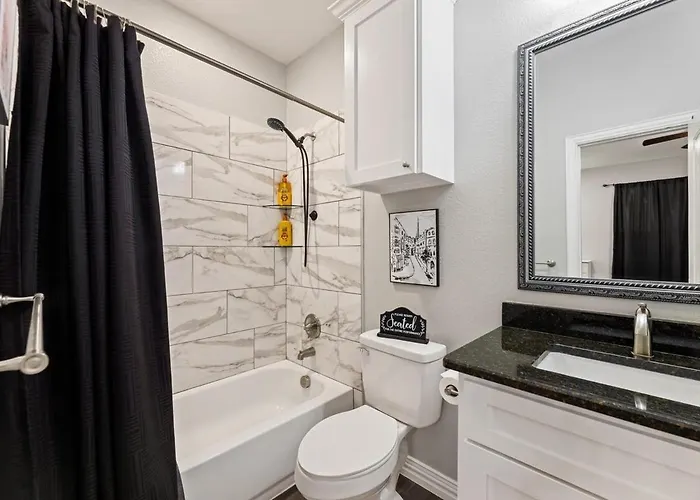 Casa De Solicitas, Near Stockyards, Sleeps 15! *