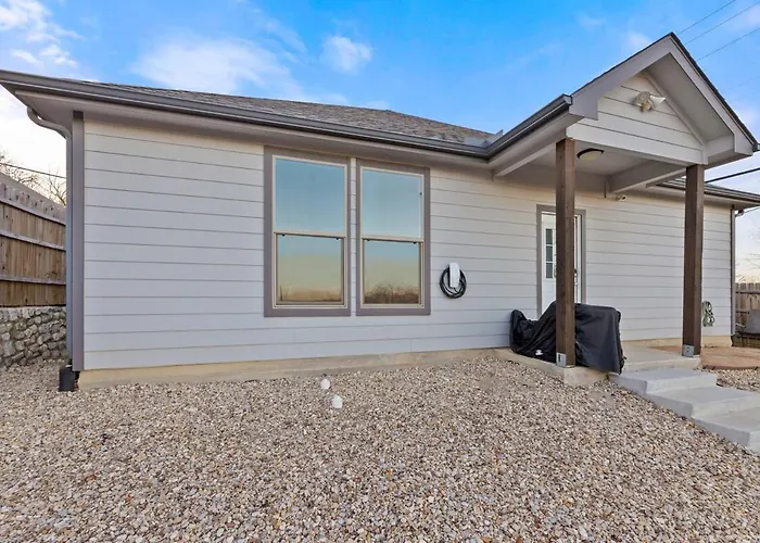 Casa De Solicitas, Near Stockyards, Sleeps 15! *