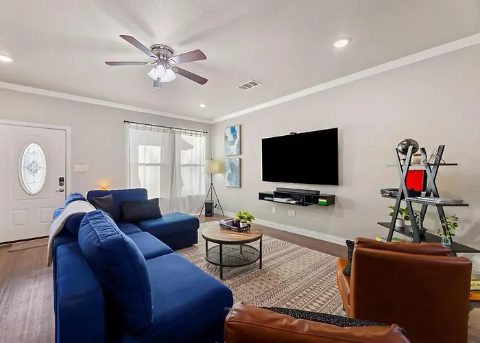 Casa De Solicitas, Near Stockyards, Sleeps 15!
