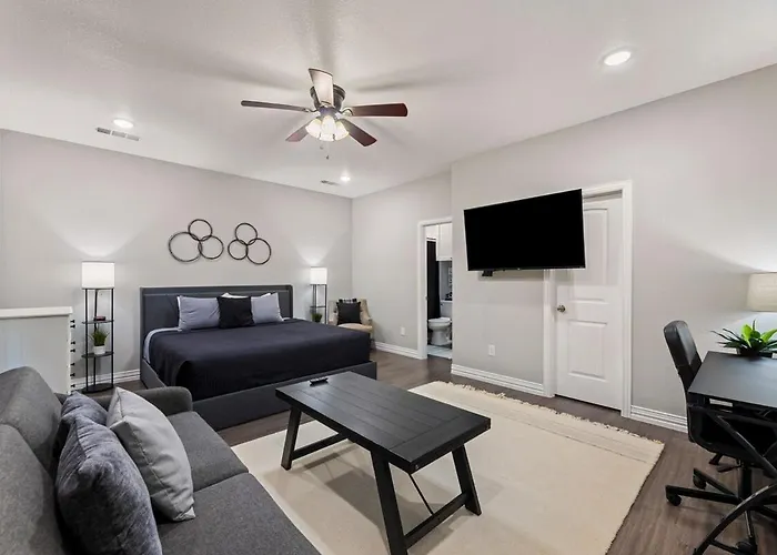 Casa De Solicitas, Near Stockyards, Sleeps 15! *