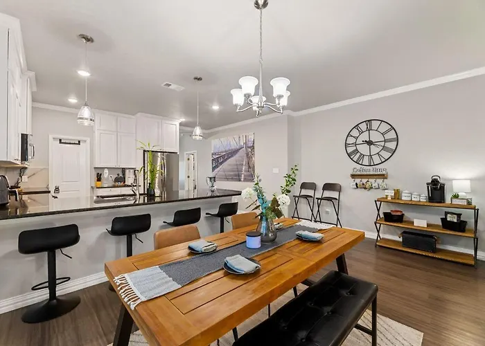 Casa De Solicitas, Near Stockyards, Sleeps 15! *