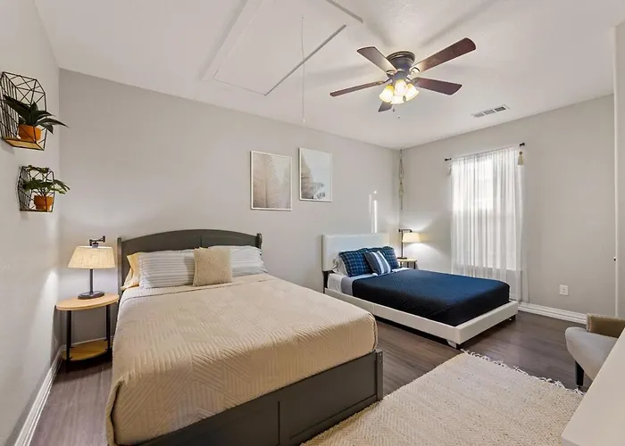 Casa De Solicitas, Near Stockyards, Sleeps 15! Fort Worth