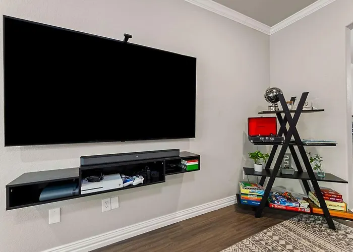 Casa De Solicitas, Near Stockyards, Sleeps 15!