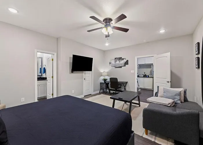 Casa De Solicitas, Near Stockyards, Sleeps 15! *