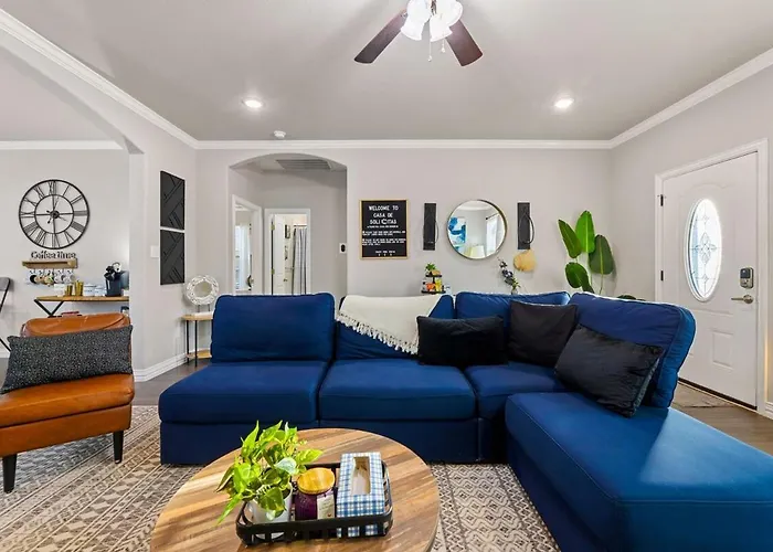 Casa De Solicitas, Near Stockyards, Sleeps 15! *